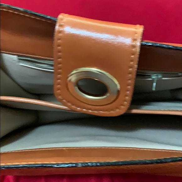 Benci Leather Shoulder Bag - Picture 4 of 6